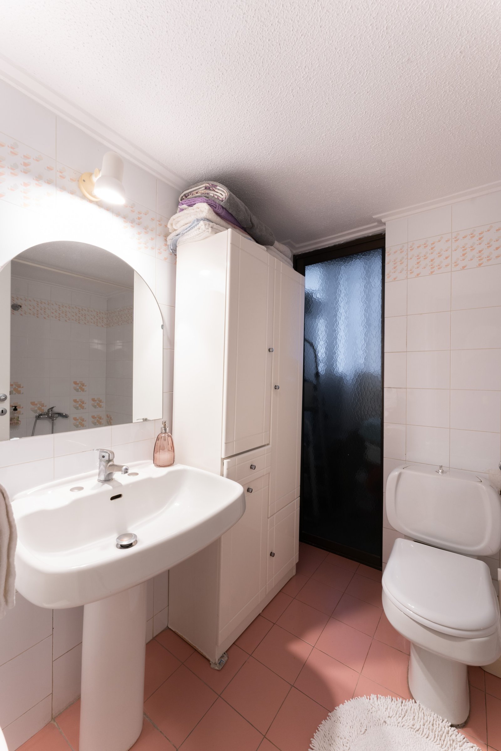 Τουαλέτα στον διάδρομο απέναντι από τα 2 δωμάτια